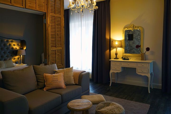 Room 10 of 32