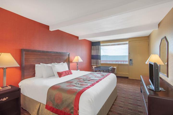 1 King Bed (7 of 9)