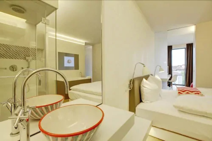 Room 21 of 35