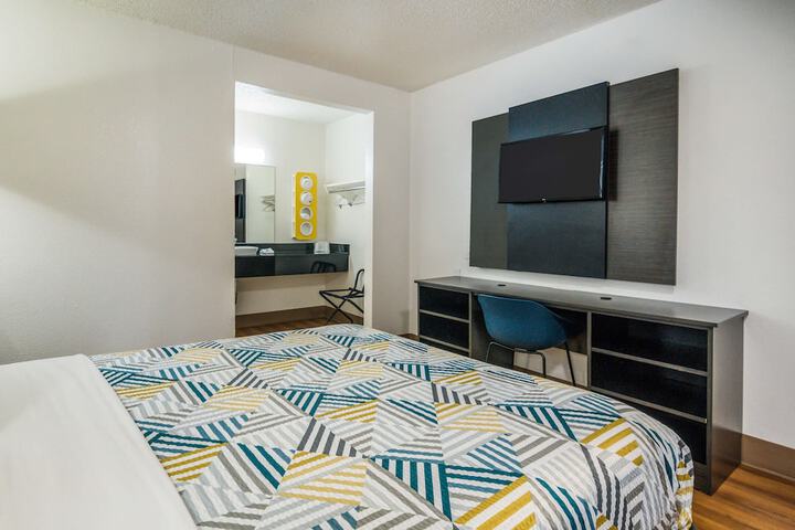 1 Queen Bed (13 of 14)
