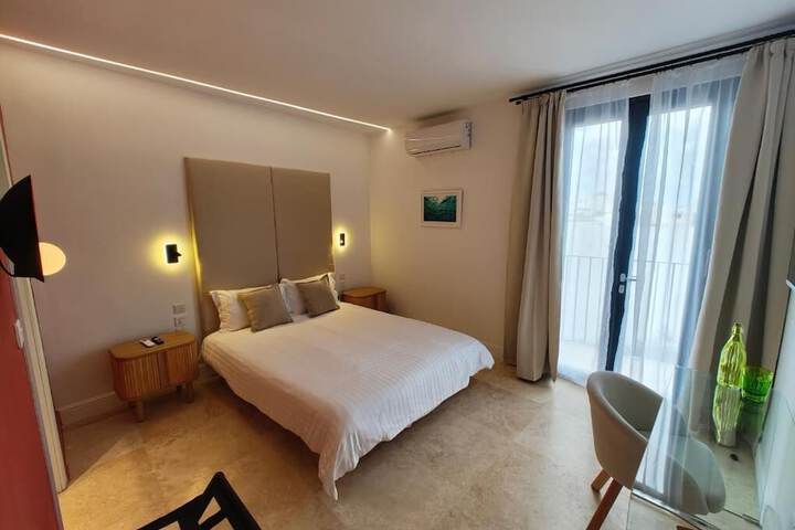 Room 4 of 80