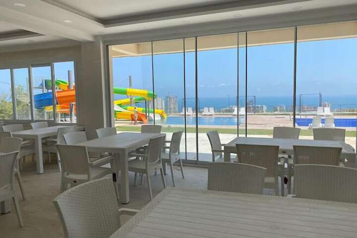 Dining 16 of 19
