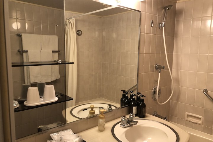Room 28 of 38