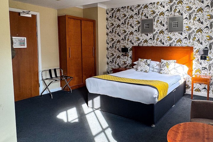 Room 28 of 106