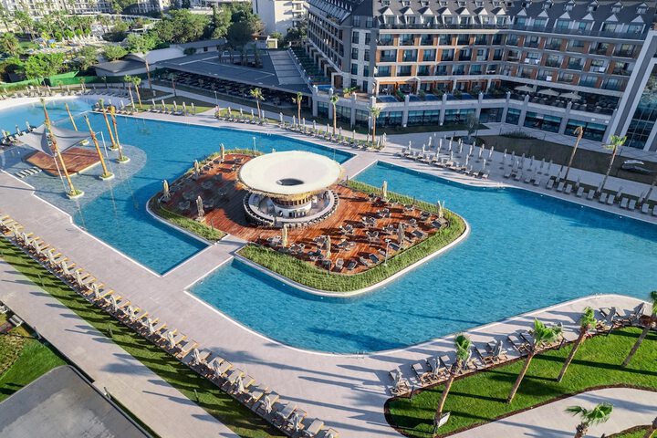 Swim-up bar