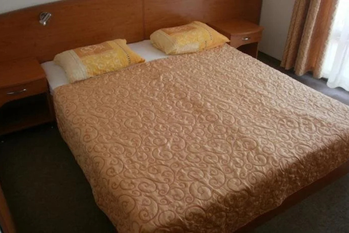 Room 6 of 13