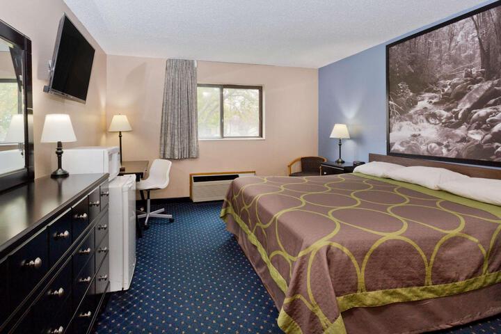 1 King Bed Business Room (14 of 16)