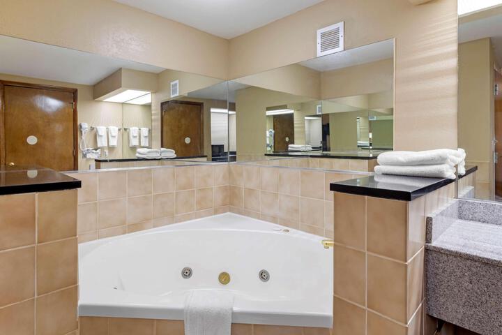 Suite 1 King Bed Room Sofa Bed Microwave and Refrigerator Work Desk Whirlpool Continental Breakfast (12 of 15)