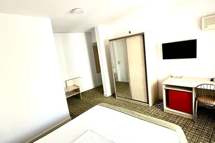 Room 10 of 34