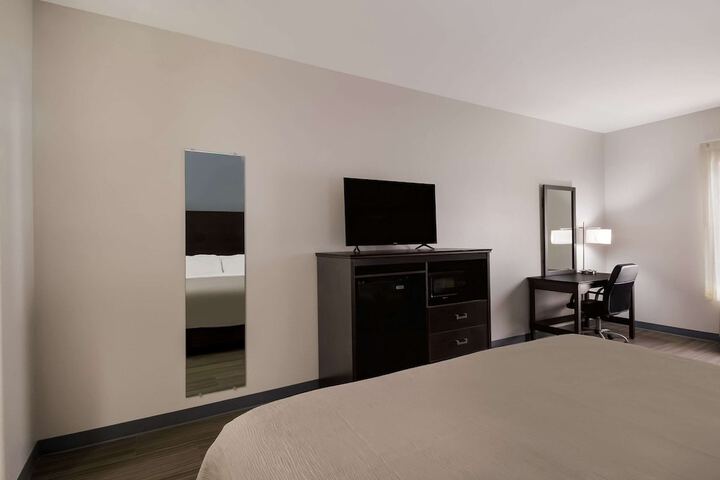 Queen Bed Accessible (14 of 15)