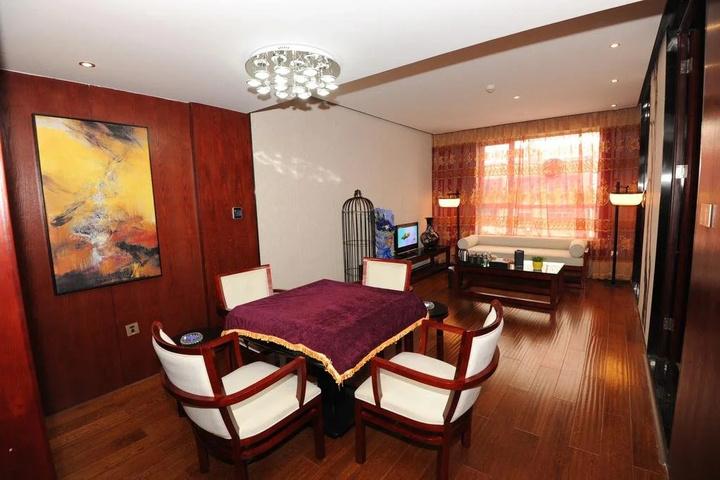 Room 8 of 10