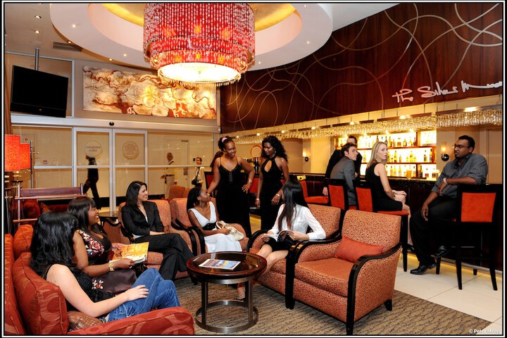 Lounge 38 of 44