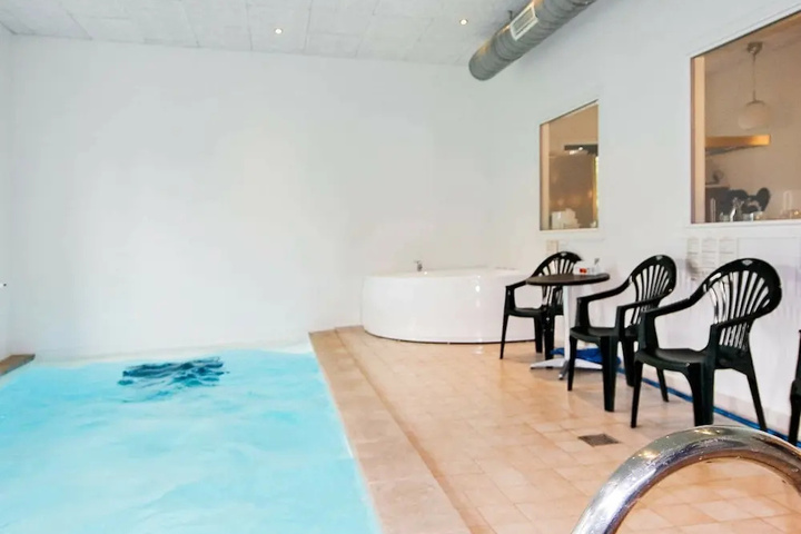 Pool 10 of 24