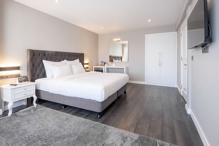 Room 42 of 184