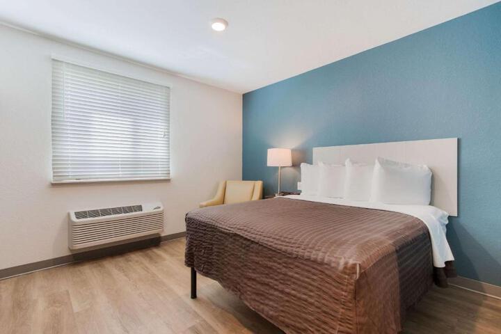 1 Queen Bed