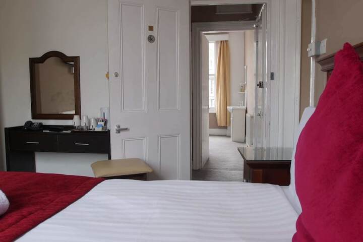 Room 12 of 50