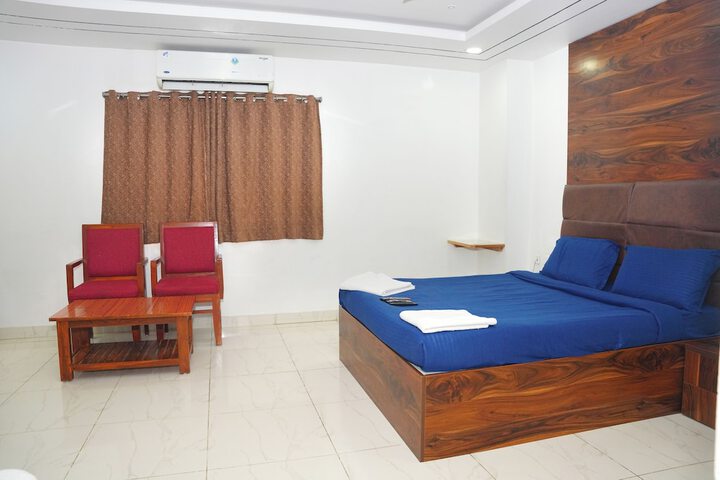 Room 5 of 9