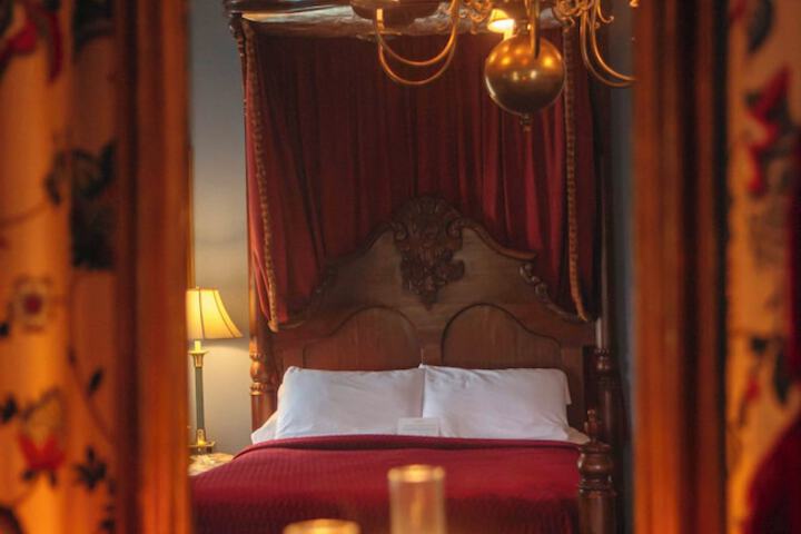 Room 32 of 153