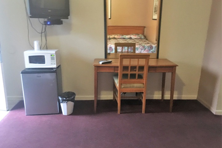 1 Queen Bed (2 of 7)
