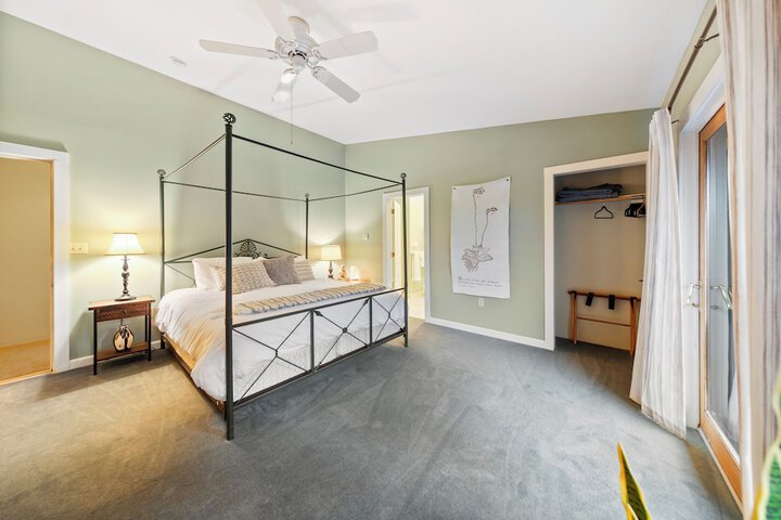 Room 32 of 79