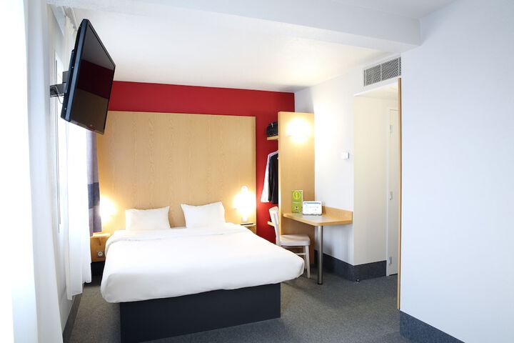 Room 7 of 33