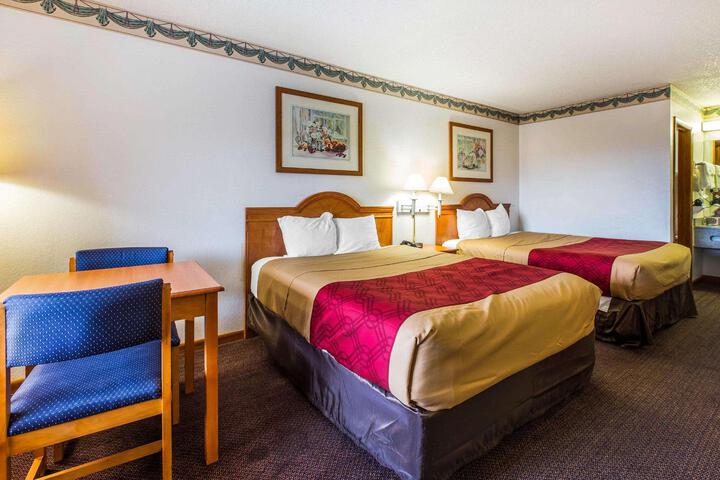 2 Queen Beds (6 of 9)