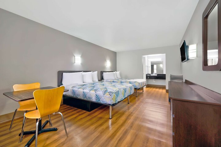 2 Queen Beds (7 of 10)
