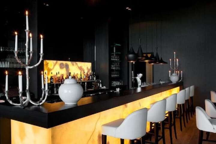 Lounge 53 of 61