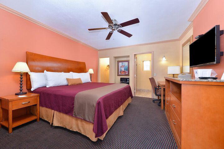 1 King Bed (4 of 10)