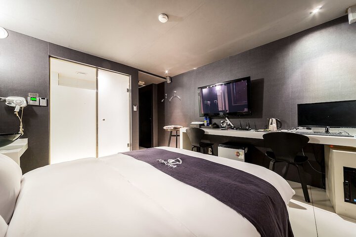 Room 5 of 20