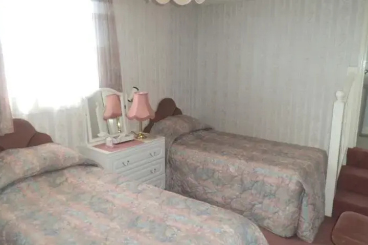 Room 5 of 10