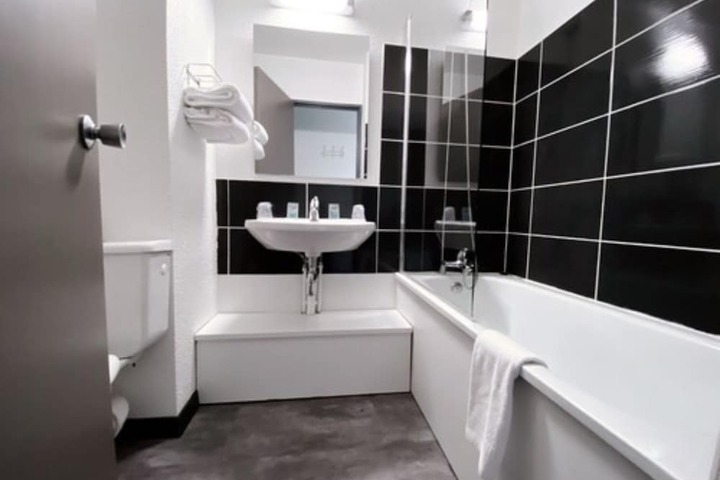 Deep soaking bathtub