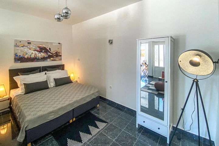 Room 4 of 17
