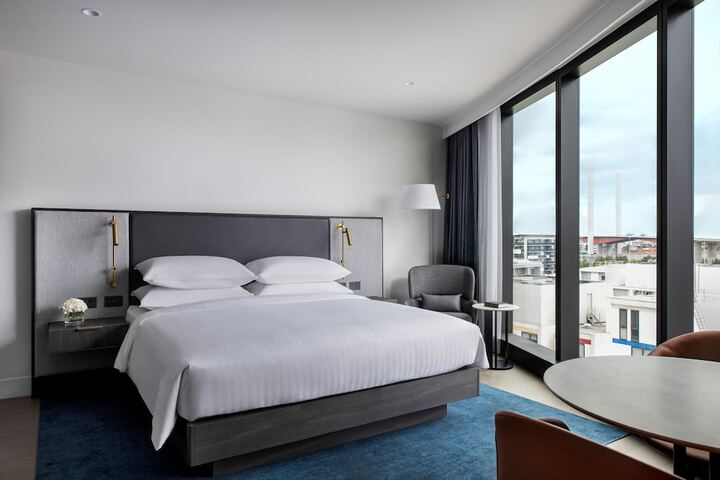 Room 4 of 90