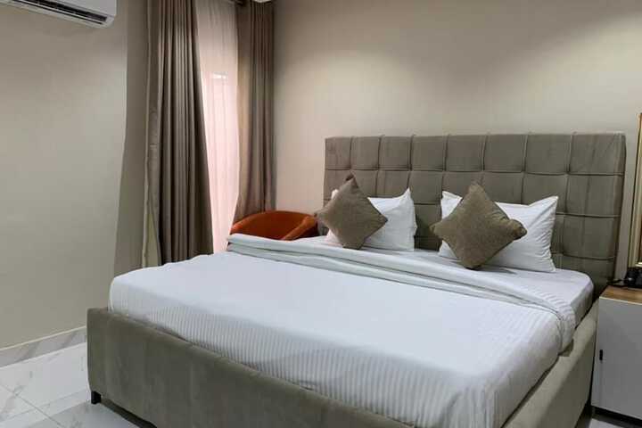 Room 9 of 12