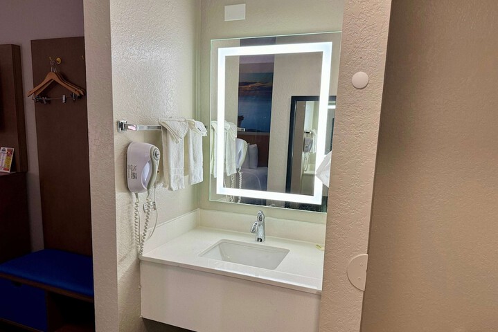 1 King Bed Mobility Hearing Impaired Accessible Room Roll in Shower (6 of 13)