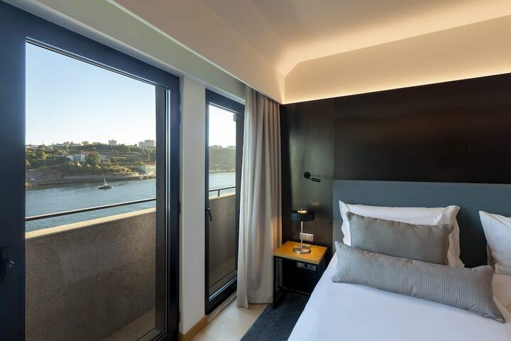 Room 27 of 61