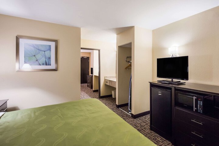 1 King Bed (12 of 15)