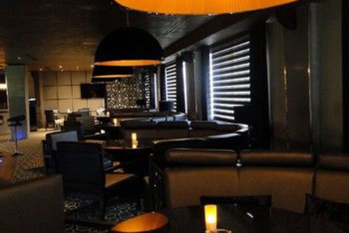 Lounge 32 of 75