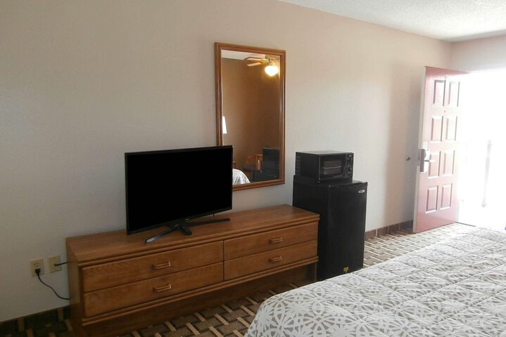 1 King Bed Deluxe (3 of 5)