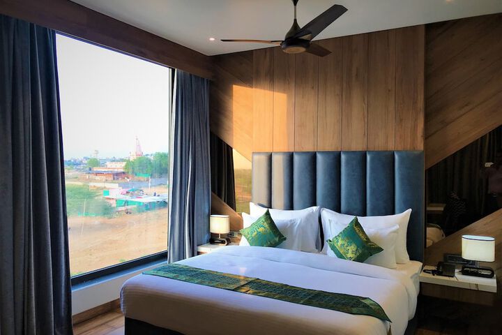 Room 10 of 77