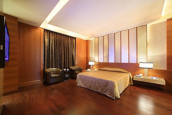 Room 7 of 33