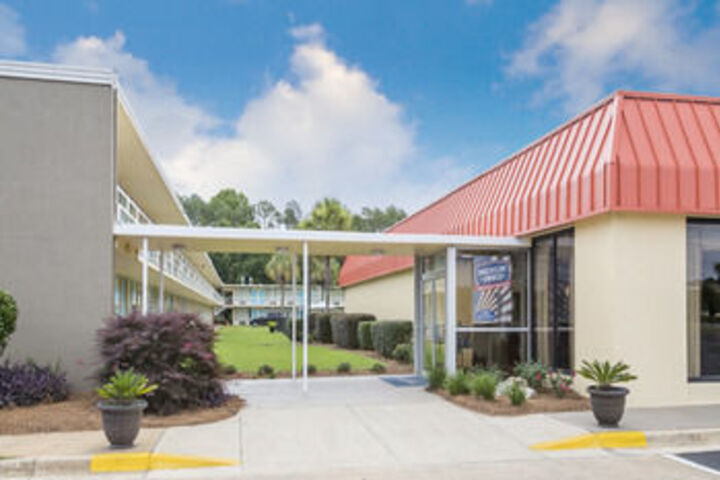 Exterior of HOWARD JOHNSON BAINBRIDGE SOUT
