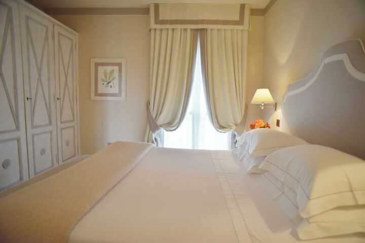 Room 33 of 216