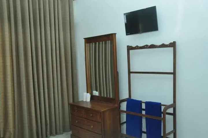 Room 4 of 18