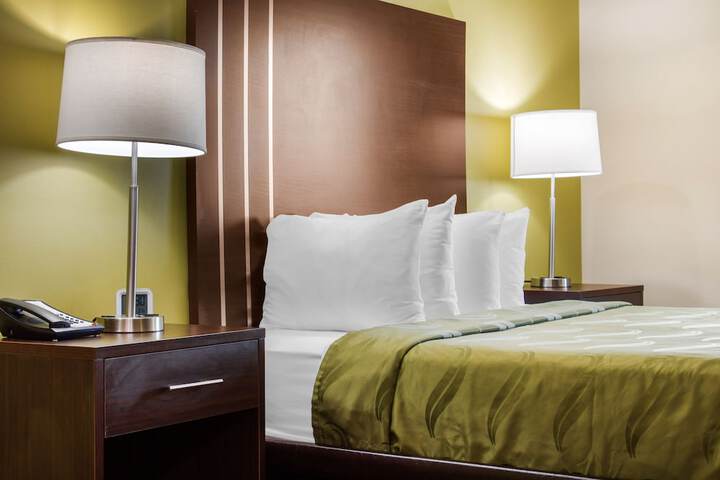 1 Queen Bed (3 of 17)