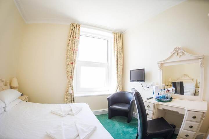 Room 4 of 33