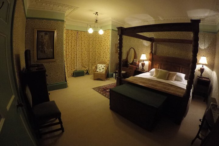 Room 8 of 18