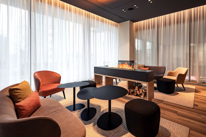 Lounge 15 of 21