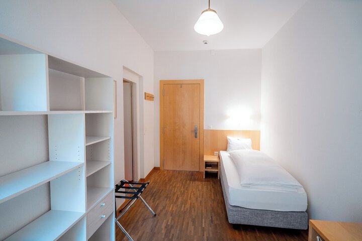 Room 2 of 27